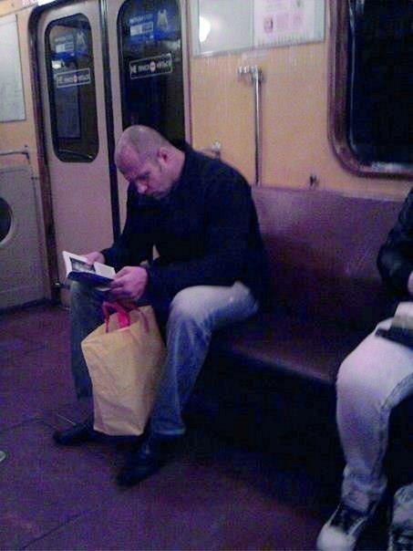 "Просто мужик", читающий книгу в метро