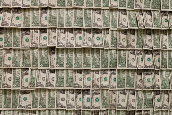 Ханс-Петер Фельдман считает, что деньги - это тоже искусство. 30 дней он покрывал комнату обоями из однодолларовых банкнот.Всего на обклейку ушло ровно 100.000 баксов.