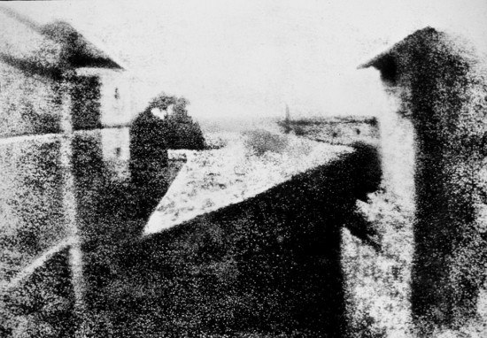 Жозеф Нисефор Ньепс снял «Вид из окна в Ле Гра» в 1826-м году. Эта фотография считается самой старой из сохранившихся.