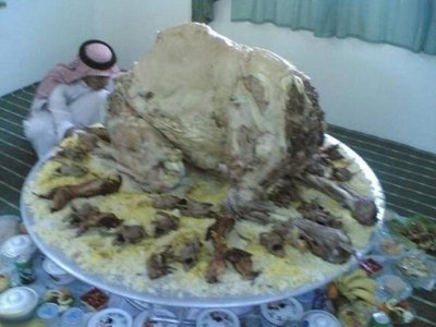 Самым большим блюдом в мире является жареный верблюд. Он фаршируется баранами, которые в свою очередь фаршируются курами, которые фаршируются рыбой, а она фаршируется яйцами. Такое нехитрое блюдо готовят на бедуинской свадьбе.
