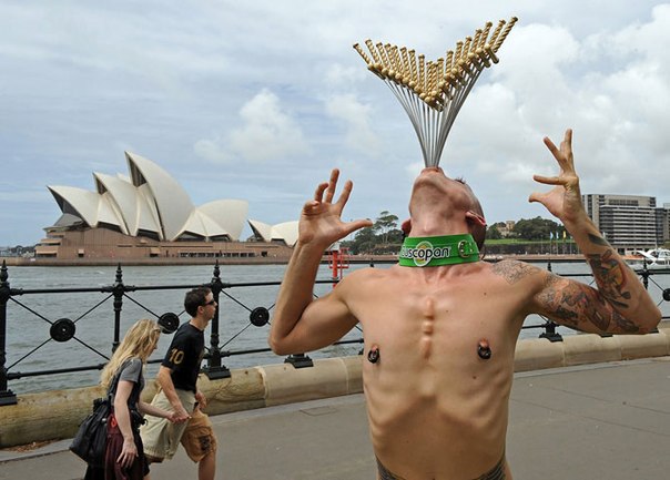 Уличный артист Чайни Хултгрен пытается побить рекорд по шпагоглотанию в преддверии Международного дня шпагоглотания, Сидней, Австралия, 8 февраля 2010 г. (TORSTEN BLACKWOOD/AFP/Getty Images)
