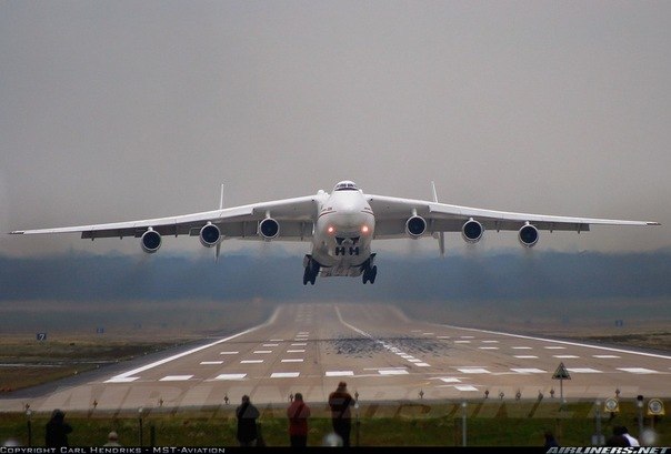 Самый большой самолет- Антонов Ан-225 . Он может перевозить 250 тонн и лететь со скоростью 800 км/ч.