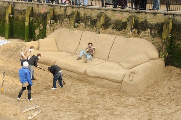 Самый большой диван на пляже.. из песка.