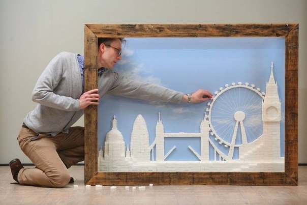 Англичанин Крис Нейлор создал белоснежную панораму Лондона, использовав в качестве «строительного» материала 2186 кубиков рафинада
