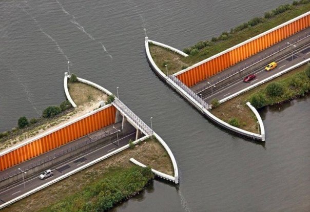 Довольно необычное инженерное решение для соединения двух озер выбрали в Нидерландах. Власти посчитали, что выкопать яму и сделать тоннель получится намного дешевле, чем строить мост. Получилось довольно оригинально и необычно.
