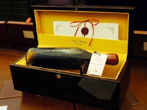 Коньяк "Cuvee Leonie" 1858-го года от Cognac Croizet является самым дорогим в мире. В 2011-ом году коньяк "Cuvee Leonie" 153-летней выдержки ушёл с молотка за 101.293,75 фунтов стерлингов (около 156.740 долларов США). В рекордную стоимость входит как сам напиток, так и инкрустированная золотом и драгоценными камнями бутылка.