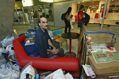 Мехран Карими Нассэри - беженец из Ирана, который вот уже 20 лет как живет в зале ожидания 1-го терминала парижского аэропорта имени Шарля де Голля.