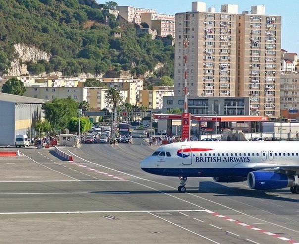 Аэропорт Гибралтара – самая странная в мире взлетно-посадочная полоса - проходит через шоссе.
