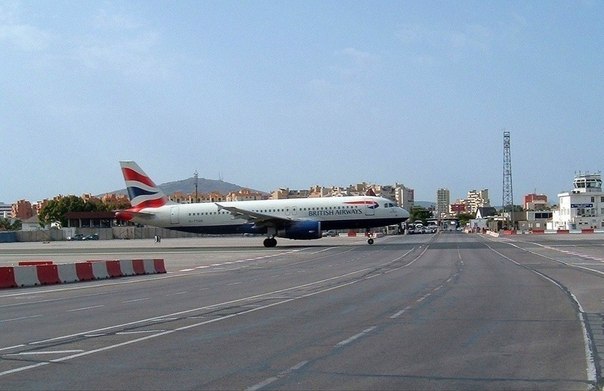 Аэропорт Гибралтара – самая странная в мире взлетно-посадочная полоса - проходит через шоссе.