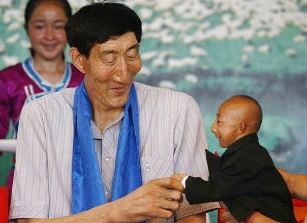 Самый высокий человек в мире, по версии книги рекордов Гиннеса, 54-летний Бао Сишунь (Bao Xishun), ростом 2,36 метра, на встрече с 19-тилетним Хи Пингпингом (He Pingping), претендентом на звание самого маленького человека в мире с ростом 73 сантиметра.