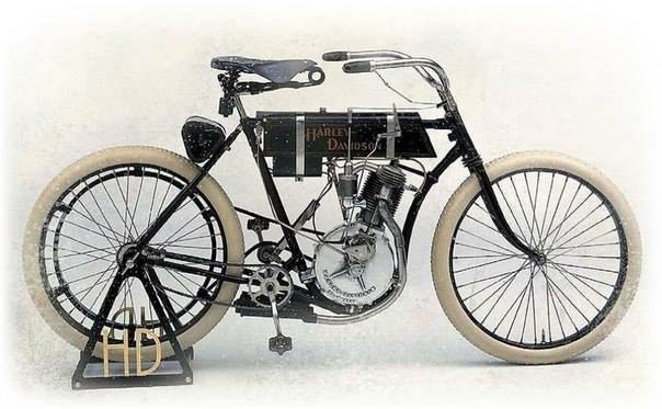 Серийный Harley-Davidson номер 1. Эта машина, все еще слишком напоминающая велосипед, самый старый из сохранившихся в мире «Харлеев», находится в музее в Милуоки