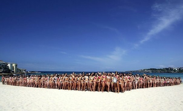На австралийском пляже Бондай 1,010 девушек установили новый мировой рекорд на самое большое количество девушек в бикини на одной фотографии
