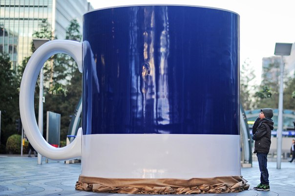Cамая большая чашка кофе в мире, высота которой достигает 2,9 метров.