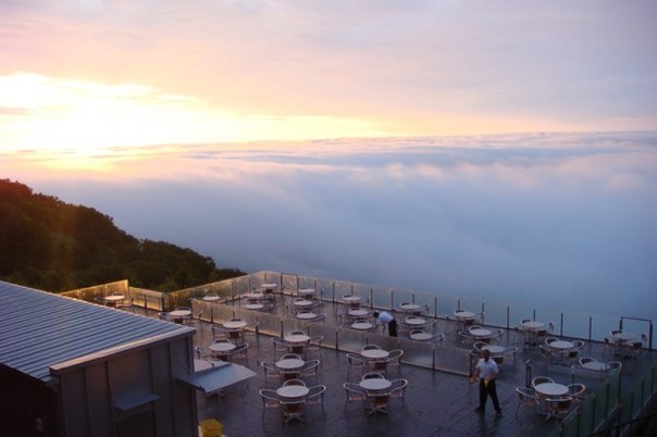 Эта терраса расположена на японском курорте Томаму, на острове Хоккайдо. Находится она высоко на вершине горы которая почти всегда укутана облаками, которые как океан проплывают внизу и открывают туристам незабываемое зрелище.