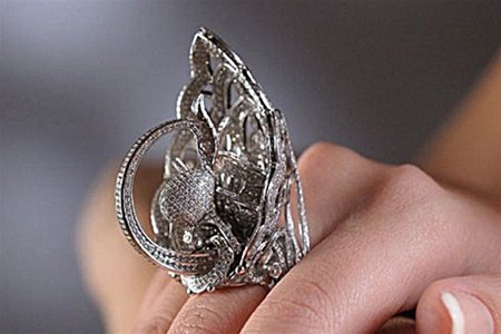 Украинские ювелиры попали в Книгу рекордов Гиннесса, создав кольцо с рекордным количеством бриллиантов.Стоит больше миллиона и содержит в себе аж 2 525 бриллиантов.