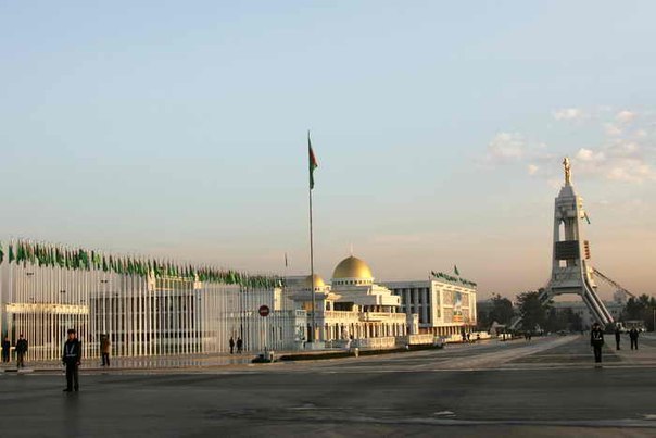 Столица Туркменистана Ашхабад включен в Книгу рекордов Гиннесса как самый беломраморный город в мире — на площади 22 квадратных километра построено 543 новых зданий, облицованных белым мрамором.