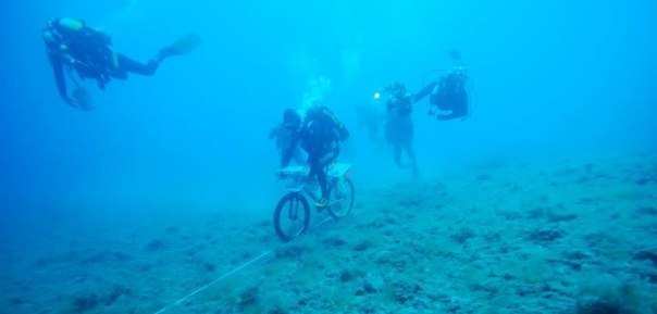 Vittorio Innocente (Italy) проехал под водой на велосипеде 66,5 мрекорд на данный момент не побит