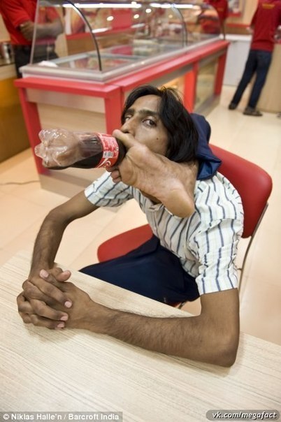 Индус Вилай Шарма пьёт Кока-колу.