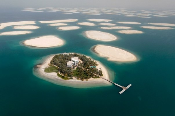 Первый и пока единственный дом, построенный на искусственном архипелаге The World в 4 километрах от Дубая, ОАЭ.
