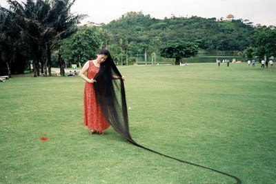 Обладательницей самых длинных волос является жительница Китая – Кси Квипинг.