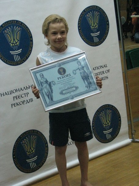 Школьник установил рекорд Украины по отжиманию
