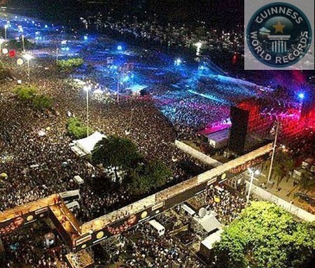 Самая большая толпа была зарегистрирована на пляже Копакабана в Рио де Жанейро. Она насчитывала порядка 3,5 миллиона человек, которые собрались здесь чтобы отпраздновать новый 1994 год во главе с Родом Стюартом.