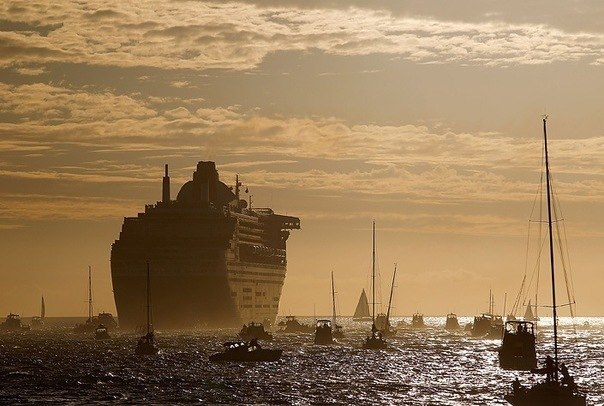 Самый большой пассажирский корабль «Queen Mary 2» входит в гавань Фримантл (Австралия)