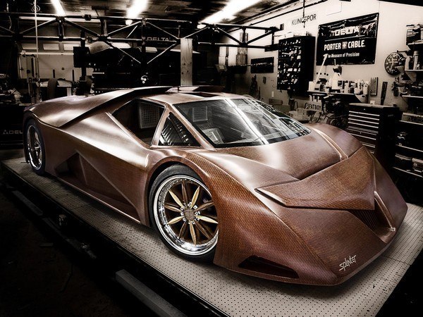 Splinter – это первый в мире деревянный спортивный автомобиль. Это необычное транспортное средство имеет двигатель внутреннего сгорания объемом 4.6 литра, может разогнаться до скорости 385 километров в час, а весит 1134 килограмм.