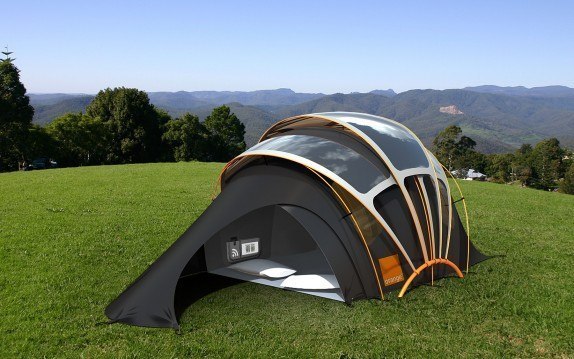 Компания Orange представила концепт палатки из фотогальванической ткани, способной аккумулировать солнечную энергию. С помощью этого заряда можно заряжать телефоны и другие гаджеты, а также использовать для освещения. 