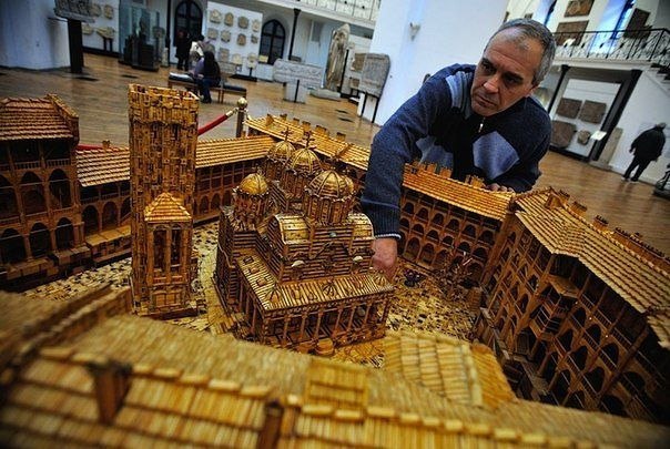 Один человек, шестнадцать лет, шесть миллионов спичек. Миниатюрная модель Рильского монастыря, сделанного болгарским художником Пламеном Игнатовым