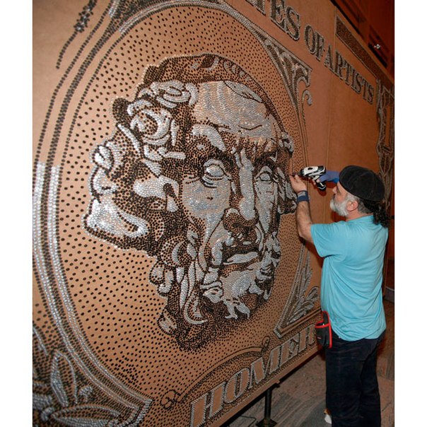 Албанец Саймир Страти создал самую большую в мире мозаику из 300,000 шурупов. Длина и высота работы составили 490 см. на 240см. До этого Саймир также побил мировой рекорд по созданию нарисованной мозаики.