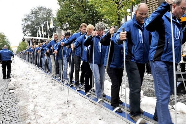 Самые длинные лыжи в мире составляют 534 метра в длину. На этих лыжах проехало 1043 лыжника на событии в Швеции 13 сентября 2008 года. (Jonas Borg / Guinness World Records)