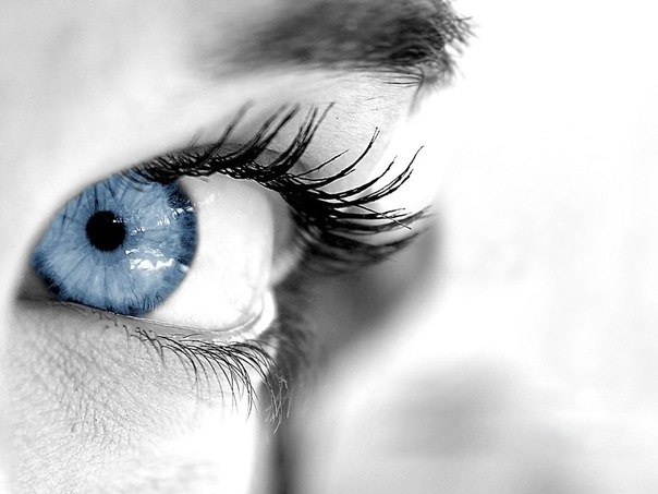 Люди с голубыми глазами более чувствительны.