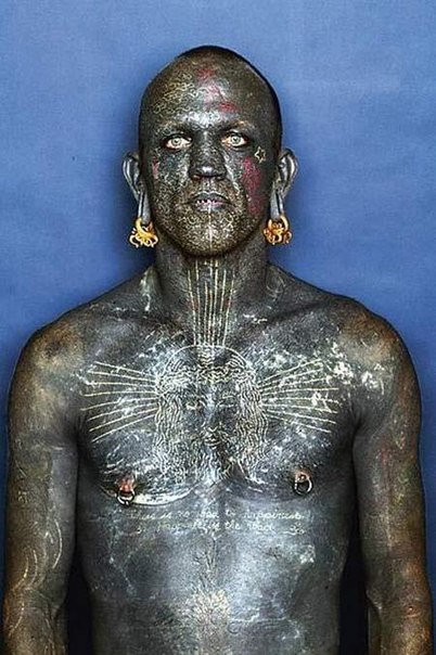 САМЫЙ ТАТУИРОВАНЫЙ ЧЕЛОВЕК В МИРЕ. 35-летний Грегори Пол МакЛарен, известный как Lucky Diamond Rich признан самым татуированным человеком в мире, его тело практически полностью покрыто многослойной татуировкой.