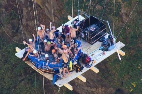 В Швейцарии открылась новая забава для самых отчаянных энтузиастов. Аттракцион представляет собой мобильное джакузи, рассчитанное на 15 человек, которое подвешено над пропастью на высоте 100 метров.
