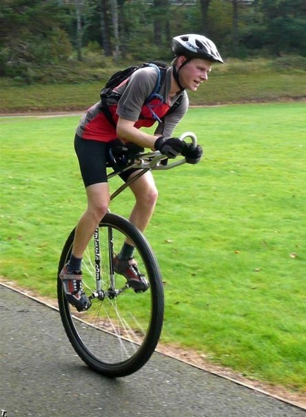 Сэм Уэкелинг проехал 453,6 км на одноколесном велосипеде за сутки в Аберистуит, Уэльс, с 29 по 30 сентября 2007 года.