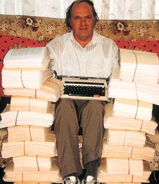 Лес Стюарт провел 16 лет и 7 месяцев, печатая самую большую книгу в мире. В ней словами перечисляются все числа от единицы до миллиона