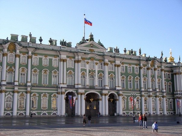 Самый большой художественный музей — Эрмитаж в Санкт Петербурге, он включает 332 галереи и более 3 миллионов предметов искусства.