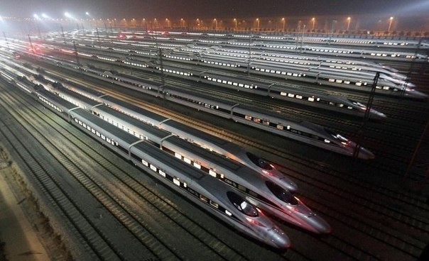 Высокоскоростные поезда стоят на базе в Ухане, провинция Хубэй, Китай.