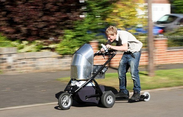 Изобретатель из британского Стамфорда Колин Фёрз, у котрого месяц назад родился сын, создал моторизированную детскую коляску с четырьмя передачами, установившую рекорд скорости в своём классе - 80 км/ч.