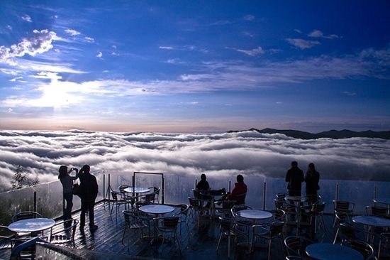 Расположенная на японском курорте Томаму (Tomamu Resort), на острове Хоккайдо (Hokkaido), терраса Ункай (Unkai Terrace) – это уникальное живописное место, находящееся высоко на вершине горы и зачастую над облаками, которое предоставляет туристам захватывающий вид на белое, пушистое море облаков под ними.