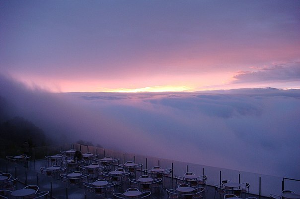 Расположенная на японском курорте Томаму (Tomamu Resort), на острове Хоккайдо (Hokkaido), терраса Ункай (Unkai Terrace) – это уникальное живописное место, находящееся высоко на вершине горы и зачастую над облаками, которое предоставляет туристам захватывающий вид на белое, пушистое море облаков под ними.