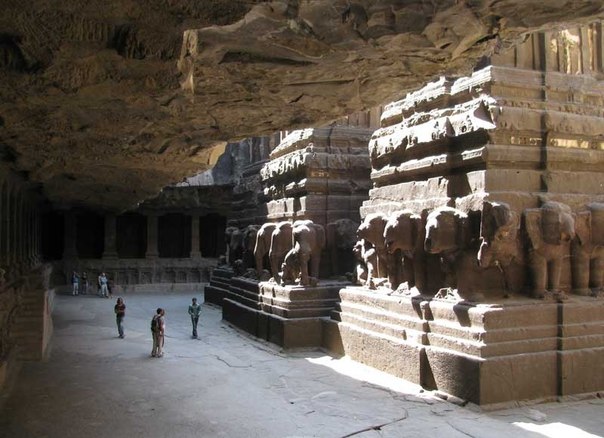 Индуистский Храм Кайлаш, целиком вырубленный из скалы, находится в Индии, штат Махараштра. Работы начались в VIII веке и продолжались более 100 лет. Это один из крупнейших храмов в мире, соперничающий даже с Тадж-Махал в Агре. Он поднимается более чем на 30 метров и почти вся его поверхность покрыта причудливой резьбой.