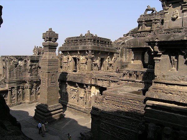 Индуистский Храм Кайлаш, целиком вырубленный из скалы, находится в Индии, штат Махараштра. Работы начались в VIII веке и продолжались более 100 лет. Это один из крупнейших храмов в мире, соперничающий даже с Тадж-Махал в Агре. Он поднимается более чем на 30 метров и почти вся его поверхность покрыта причудливой резьбой.