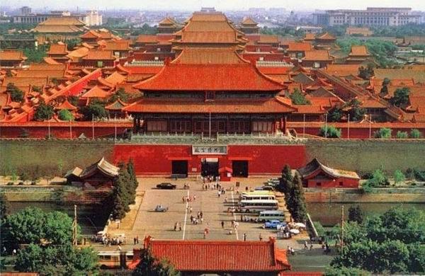 Самый большой императорский дворец в Китае, находится в Пекине, к северу от площади Тяньаньмэнь. Он известен как Запретный Город или дворец Гугун. Запретный город является самым большим дворцом в мире: он занимает площадь 74 га и окружен большим рвом 6 метров в ширину и 10 метров глубиной. Комплекс состоит из 980 зданий и около 8707 комнат. Это была официальная резиденция китайского императора с середины династии Мин (1368 - 1644годы) и до последнего императора династии Цин (1644 - 1911годы). В общей сложности дворец был домом 24 китайских императоров.