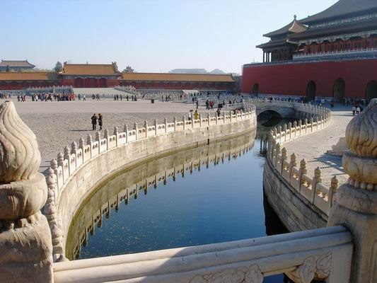 Самый большой императорский дворец в Китае, находится в Пекине, к северу от площади Тяньаньмэнь. Он известен как Запретный Город или дворец Гугун. Запретный город является самым большим дворцом в мире: он занимает площадь 74 га и окружен большим рвом 6 метров в ширину и 10 метров глубиной. Комплекс состоит из 980 зданий и около 8707 комнат. Это была официальная резиденция китайского императора с середины династии Мин (1368 - 1644годы) и до последнего императора династии Цин (1644 - 1911годы). В общей сложности дворец был домом 24 китайских императоров.