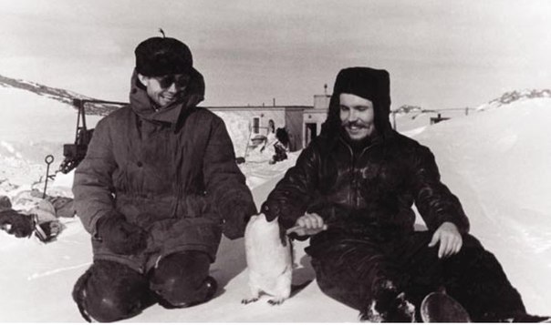 Человек, совершивший невероятное Эта история произошла в 1961 году в Антарктиде. 27-летний доктор Леонид Рогозов участвовал в антарктической экспедиции. 29 апреля Леонид заболел. Как опытный хирург, он определил, что у него острый аппендицит. Но так как он был единственным врачом на станции, а погода была нелетной, он решил делать операцию сам.
