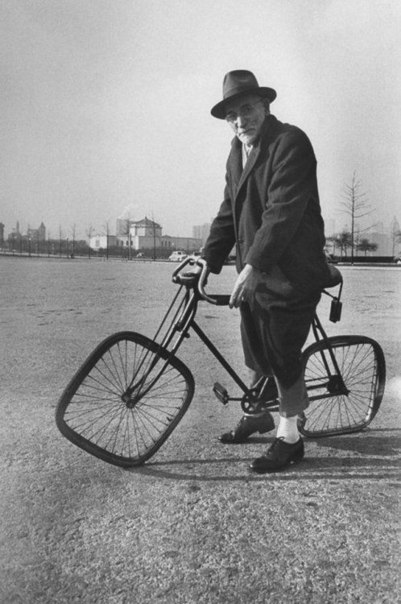 В 1959 году американец А. Сфредд получил патент на квадратное колесо. Оно легко шло по снегу, песку, грязи, преодолевало ямы. Вопреки опасениям, машина на таких колёсах не «хромала» и развивала скорость до 60 км/ч