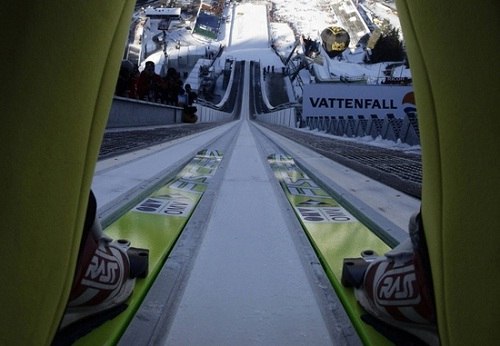 В Викерсунде (Норвегия) трамплин Vikersundbakken был реконструирован в 2011 году, после чего он стал самым крупным в мире трамплином. Дебютный прыжок на этом трамплине состоялся 11 февраля 2011 года, и сразу же стал новым мировым рекордом. Спортсмен из Норвегии Юхан Ремен Эвенсен прыгнул на расстояние 246,5 метров.