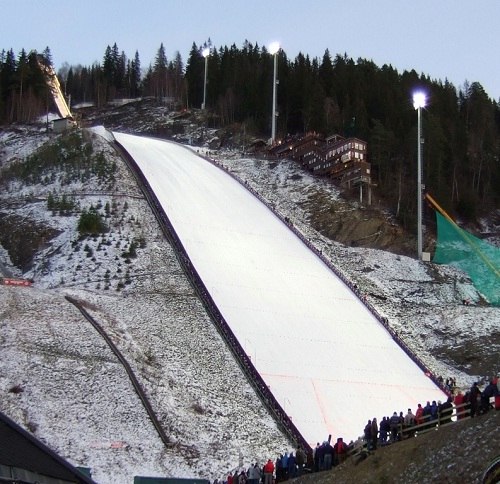 В Викерсунде (Норвегия) трамплин Vikersundbakken был реконструирован в 2011 году, после чего он стал самым крупным в мире трамплином. Дебютный прыжок на этом трамплине состоялся 11 февраля 2011 года, и сразу же стал новым мировым рекордом. Спортсмен из Норвегии Юхан Ремен Эвенсен прыгнул на расстояние 246,5 метров.